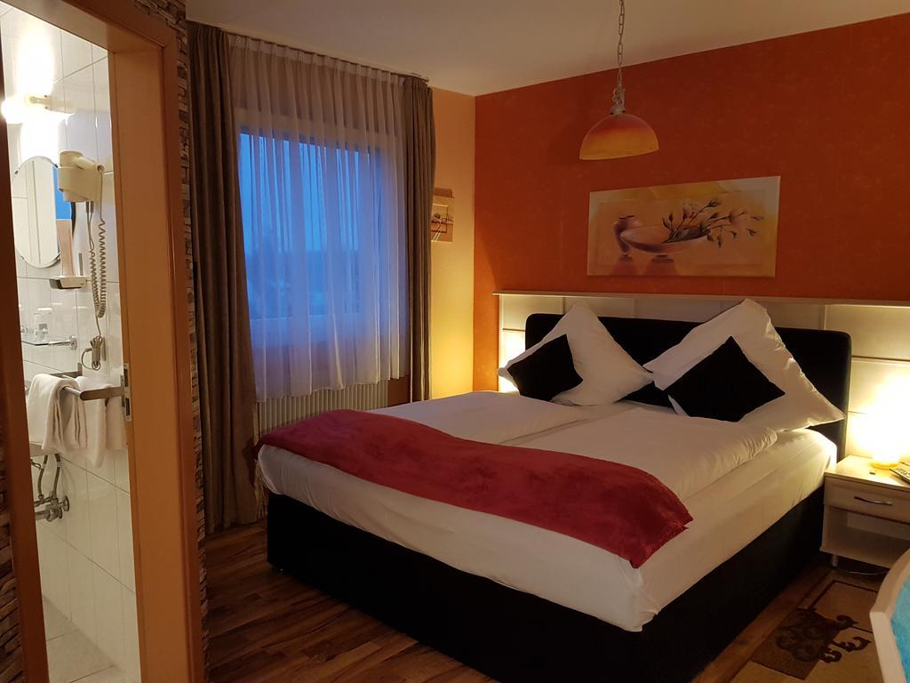 Legend Hotel Biebesheim am Rhein Bagian luar foto